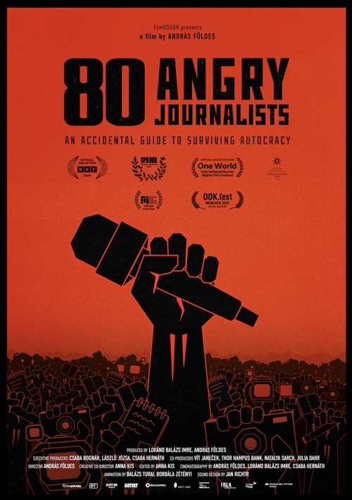 En hånd med en mikrofon der er hævet over andre hænder med kameraer